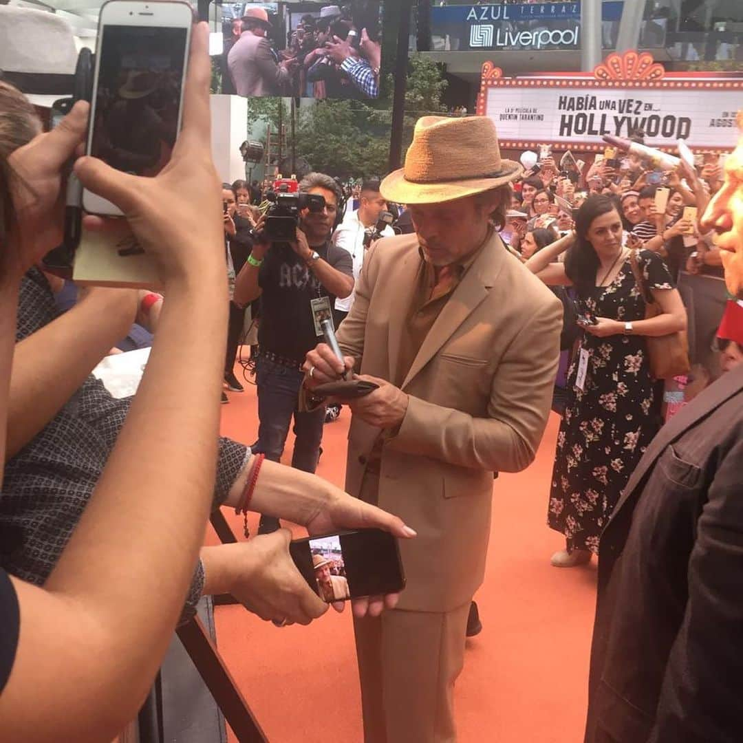 Primer Impactoさんのインスタグラム写真 - (Primer ImpactoInstagram)「El actor #BradPitt visita 🇲🇽 y revela cuál es su comida mexicana favorita.  Dale clic al enlace en nuestra bio para ver qué dijo el actor #PrimerImpacto. 📷: @inesmoreno1 #OnceUponATimeInHollywood」8月14日 5時53分 - primerimpacto