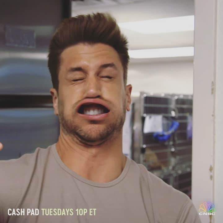 ジョジョ・フレッチャーのインスタグラム：「TONIGHT’S the night... JACKSON makes his big debut on #CashPad! (In more ways than one) And Jordan has his Beyoncé moment. 😂 Ok but seriously, this is the BEST episode yet. You won’t believe what we do to this property. Watch with us tonight!! CNBC 10/9c」