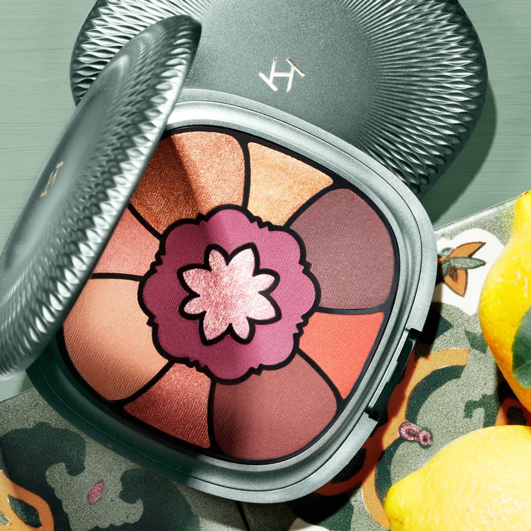KIKO MILANOさんのインスタグラム写真 - (KIKO MILANOInstagram)「10 warm shades in a palette designed to recall the patterns of majolica tiles. Have you bagged this beauty yet? 😍 #KIKOSicilianNotes Maxi Eyeshadow Palette 02」8月14日 6時00分 - kikomilano