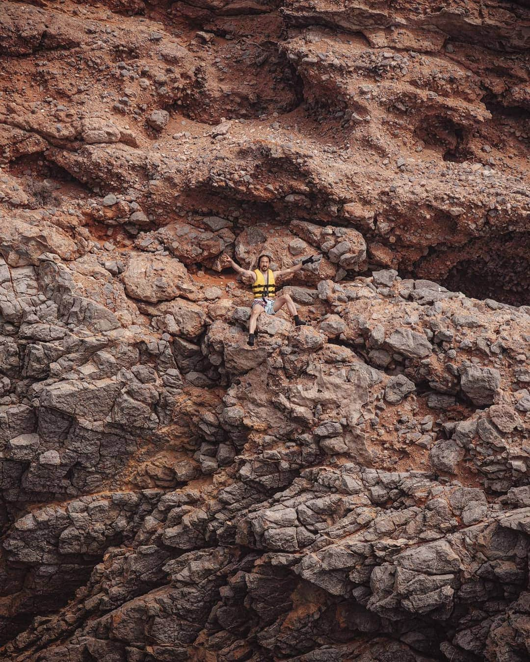 スティーヴ・アオキさんのインスタグラム写真 - (スティーヴ・アオキInstagram)「🧗‍♂️🧗‍♂️🧗‍♂️ who wants to go climb some cliffs and jump in the sea? Tag an adrenaline junkie」8月14日 6時11分 - steveaoki