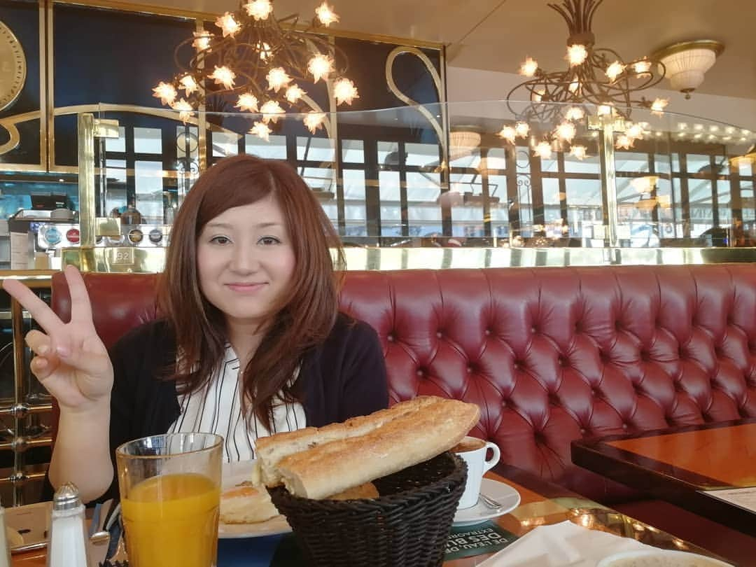 桐島瑞希さんのインスタグラム写真 - (桐島瑞希Instagram)「🇫🇷リヨンでモーニング🥐☕ お友達が撮ってくれた写真に不思議な光が💫 なんとも大雑把な朝ごはんw  #バターの塗り方も雑 #france #フランス #フランス旅行 #lyon リヨン #breakfast #朝ごはん #モーニング」8月14日 6時13分 - mizkirisiii