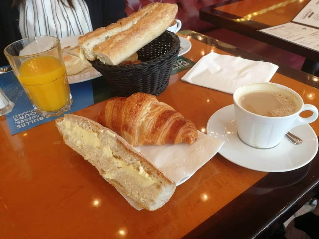 桐島瑞希さんのインスタグラム写真 - (桐島瑞希Instagram)「🇫🇷リヨンでモーニング🥐☕ お友達が撮ってくれた写真に不思議な光が💫 なんとも大雑把な朝ごはんw  #バターの塗り方も雑 #france #フランス #フランス旅行 #lyon リヨン #breakfast #朝ごはん #モーニング」8月14日 6時13分 - mizkirisiii