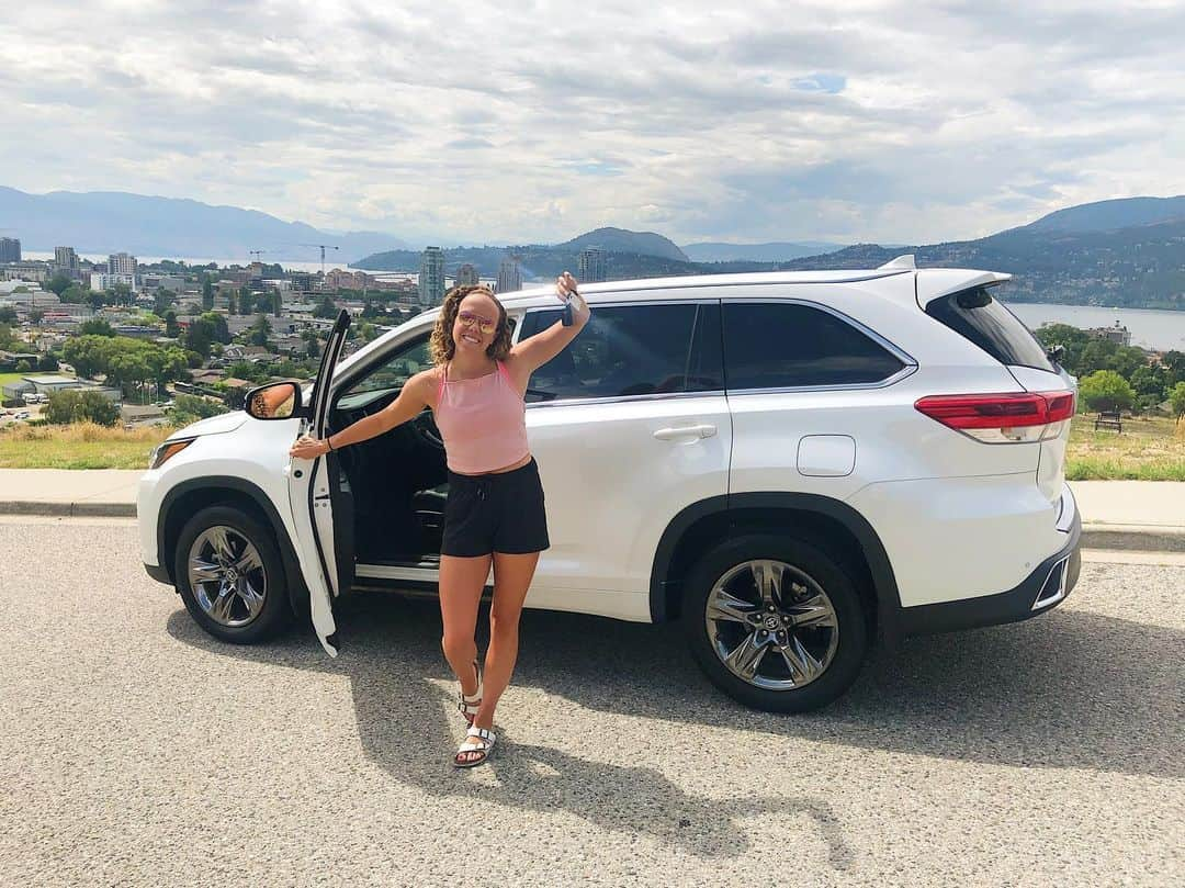 キエラ・スミスさんのインスタグラム写真 - (キエラ・スミスInstagram)「oooooo we love a 2019 Toyota Highlander 🤩 thank u thank u thank u @kelownatoyota 🥰💯 issssss #timetotoyota #leggo」8月14日 6時23分 - kierrasmith