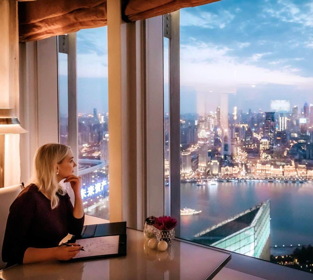 リッツ・カールトンさんのインスタグラム写真 - (リッツ・カールトンInstagram)「A sparkling skyline welcomed us to our next destination at The Ritz-Carlton #Shanghai, #Pudong – setting the scene for bright discoveries and inspiring moments as @TravelWriteDraw experienced the city. ⁣ ⁣ #China #Huangpu #HuangpuRiver #TravelAsia #CityView #NightLights #View #NightView #CityLights #CityScape #Skyline #RoomWithAView #Discovery #Artist #Draw #Travel #Travelgram #InstaTravel #TravelDiaries #PaidPartner #RCPartner」8月14日 6時23分 - ritzcarlton