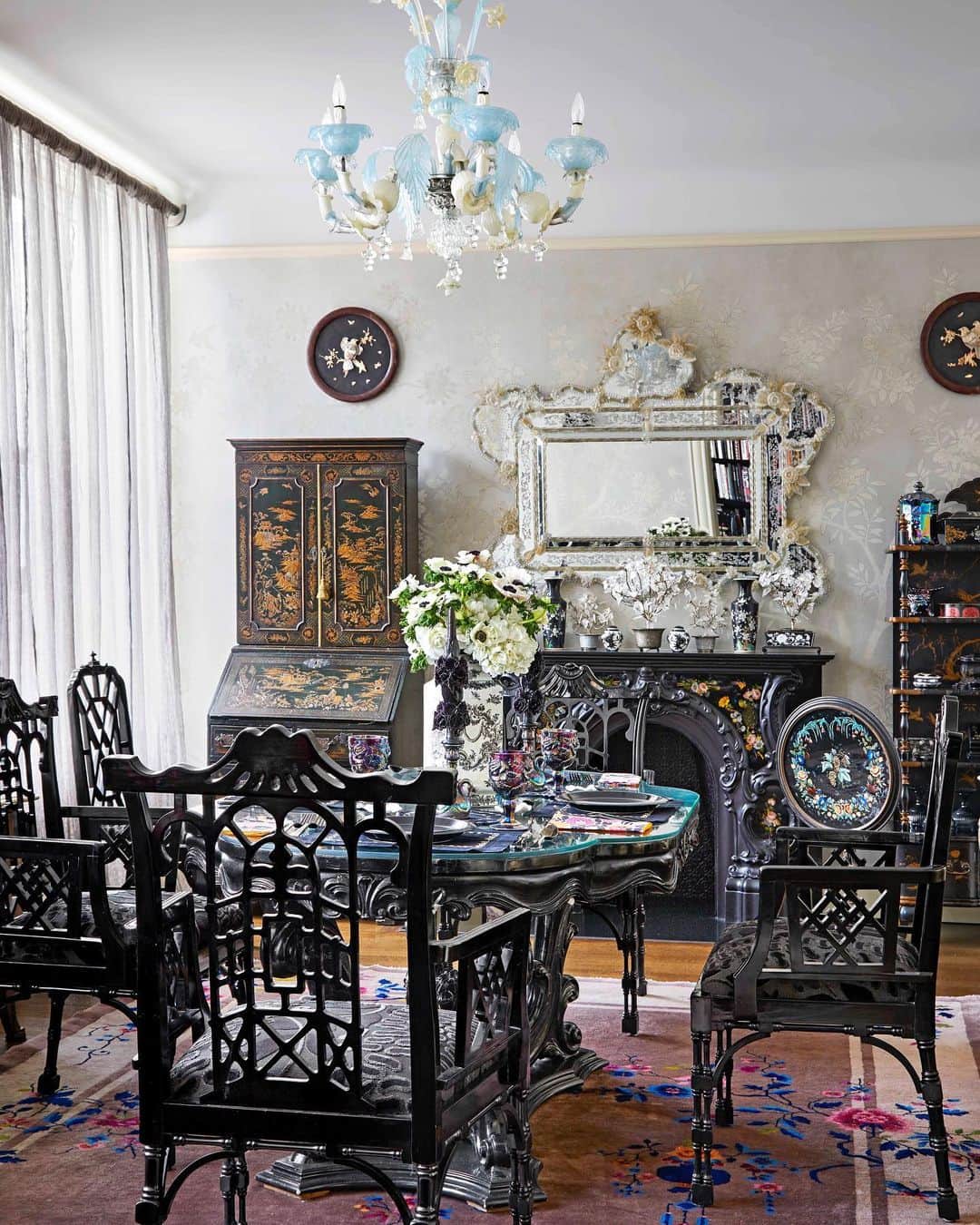 ELLE DECORさんのインスタグラム写真 - (ELLE DECORInstagram)「@annasui's stunning Greenwich Village apartment is proof that fashion influences interior design. Vintage chinoiserie chairs steal the show in the fashion designer's dining room, while a Gracie wallpaper and an 1860s mantel by Hiram Tucker enhance the look. Click the link in our bio for the full tour of Anna Sui's eclectic home, as featured in our new issue. Photography by @miguelfloresvianna.」8月14日 6時16分 - elledecor