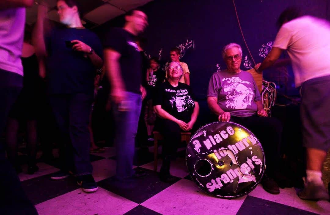 A Place to Bury Strangersのインスタグラム：「Honored that Alone has been adopted for the @dennisandlois documentary.  Here’s some info on it:  Adopt a Song’ now to help a new documentary about legendary rock n roll ‘super fans’ @dennisandlois get released!  Beloved rock n roll ‘Super Fans’ Dennis and Lois have a film made about them and could use your help in raising $$ for music costs.  DENNIS AND LOIS (the film) is loaded with great music and funny stories from two of rock n rolls biggest supporters.  Let’s support their story! 'Adopt A Song' in DENNIS AND LOIS today and become part of Rock n Roll history!  http://www.dennisandlois.com/adopt-a-song/ <http://www.dennisandlois.com/adopt-a-song/?fbclid=IwAR3Bskf5MYMZVYAz4Y2TINqGdXCyuWMweqY-ofejIpz_bGkvdaPXxKNwab0> (Link in bio)  #dennisandlois #rockumentary #documentary #happymondays #ramones #adoptasong #elbowband #mekons #happymondays #neworder #badlydrawnboy #blackrebelmotorcycleclub #doves #franksidebottom #thevaccines #fatwhitefamily #victhrill #wormburner」