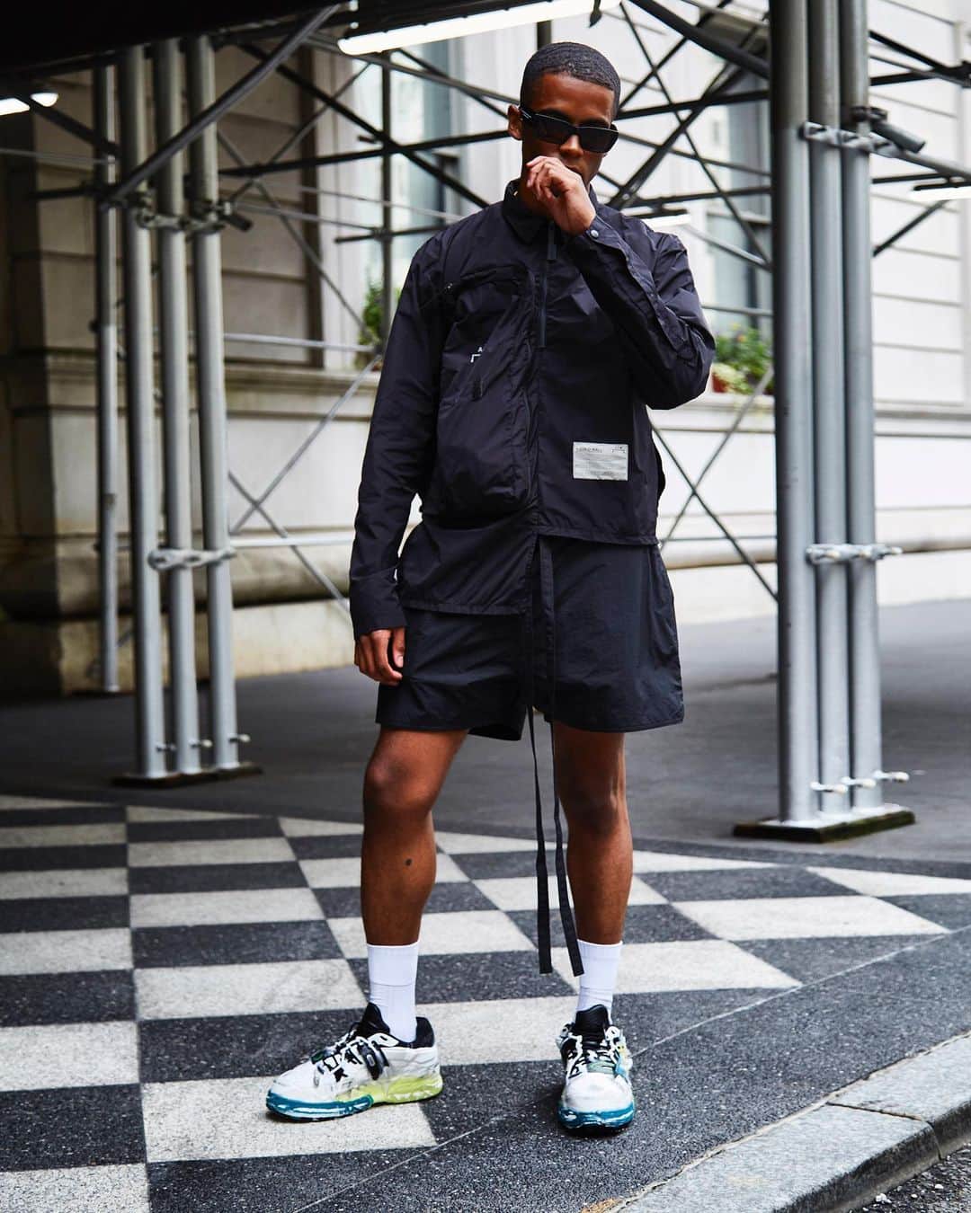 バーニーズ・ニューヨークのインスタグラム：「Urban techwear is streetwear’s latest functional fashion phenomenon. From tech-taffeta running shorts to gore-tex jackets, this is a trend that will last through the changing seasons. Head to #TheWindow to read our full fall ‘19 trend spotlight.  Photographed by: @cylesuesz」