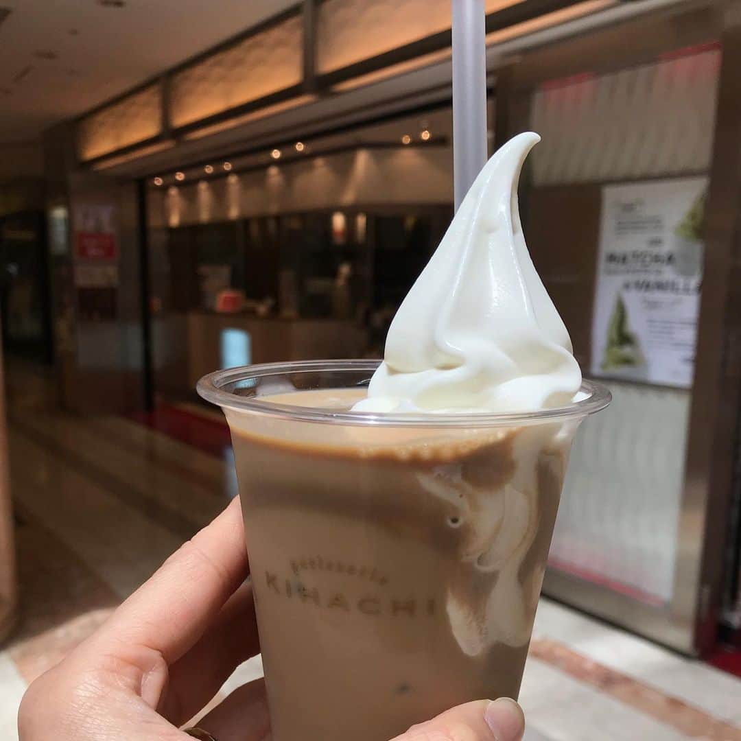KIHACHI公式Instagramさんのインスタグラム写真 - (KIHACHI公式InstagramInstagram)「パティスリー キハチ 羽田空港第２ターミナル店、第１ターミナル店限定！ . カフェオレにミルク本来の美味しさが楽しめるミルクソフトクリームをのせた「カフェオレフロート」です。 . ソフトクリームとドリンクが一度に楽しめるフロートメニューはこのほかに、はちみつレモンソーダフロート、ラズベリーソーダフロート、オレンジジュースフロート、コーヒーフロートをご用意しています。 . みなさまのご来店お待ちしております！ . 【販売店舗】 パティスリー キハチ 羽田空港第２ターミナル（第2旅客ターミナルマーケットプレイス3階 フードプラザ） https://www.kihachi.jp/patisserie/shoplist/haneda2/ . パティスリー キハチ 羽田空港第２ターミナル（第1旅客ターミナルマーケットプレイス2階 特選洋菓子館） https://www.kihachi.jp/patisserie/shoplist/haneda1/ . . #キハチ #パティスリーキハチ #KIHACHI #patisseriekihachi #ソフトクリーム #カフェオレフロート #ソフトクリームフロート #フロート #羽田空港  #羽田空港第2ビル #羽田空港第1ビル」8月14日 6時47分 - kihachi_official