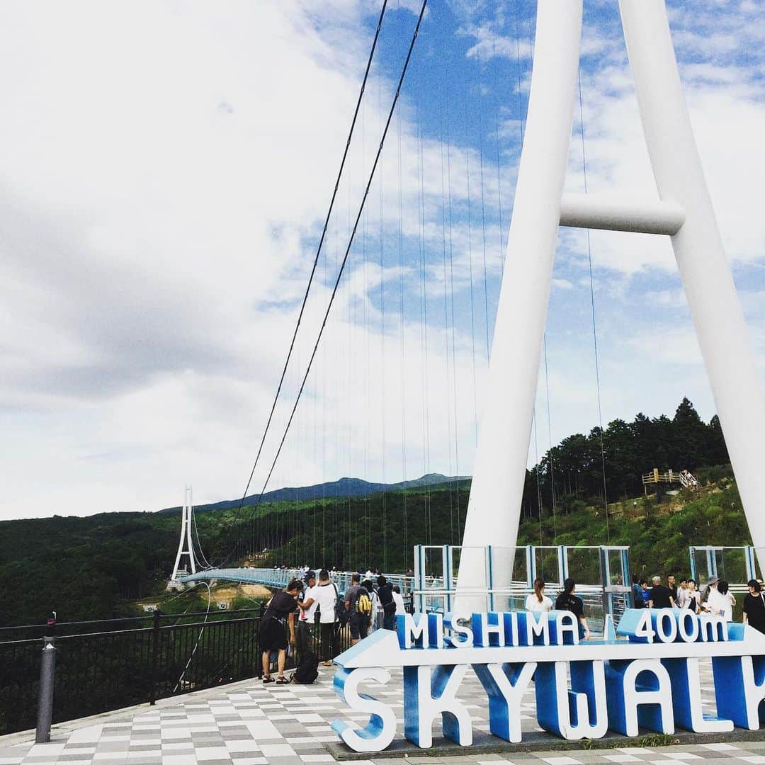 大手小町さんのインスタグラム写真 - (大手小町Instagram)「旅ライターの芹澤さんが小町に静岡県三島市の記事を書いてくださったのが1月。それからずいぶん経ちましたが三島市に立ち寄りました。全長400メートル、日本一の長さという吊り橋、スカイウォーク！残念ながら富士山は見えず。  #otekomachi #大手小町 #三島市 #スカイウォーク #女子旅 #静岡旅行」8月14日 6時51分 - otekomachi