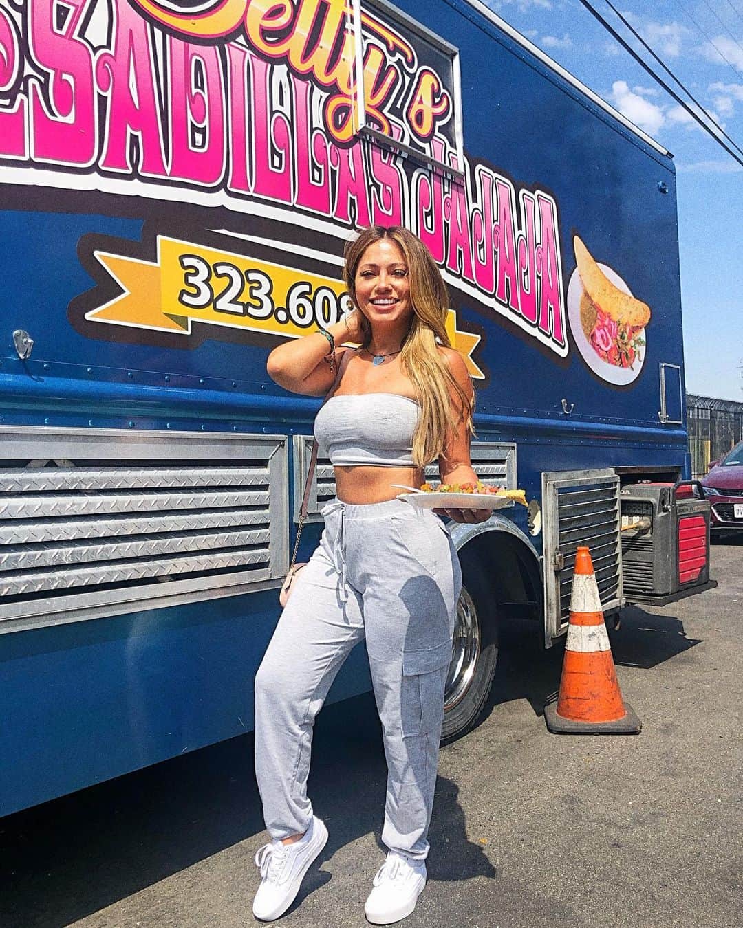 ジェシカ・バーチアーガのインスタグラム：「Surround yourself with tacos, not negativity 🌮🌮😁 #TacoTuesday Fit: @fashionnova #NovaBabe」