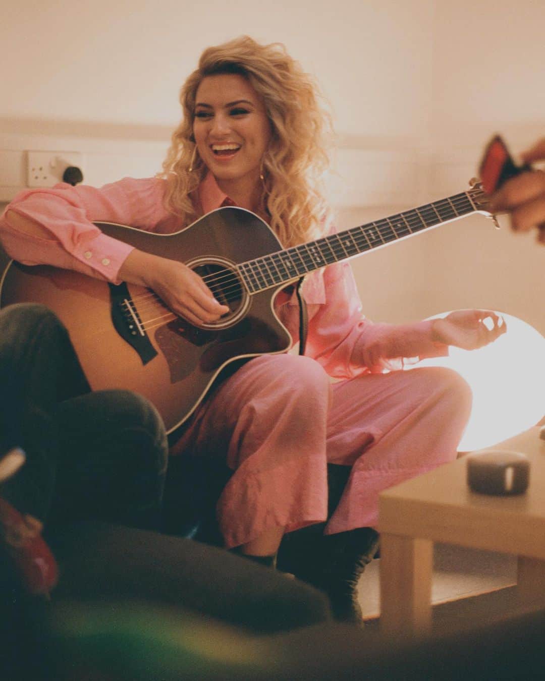 トーライ・ケリーのインスタグラム：「throwback to london / mood since the album came out🥰」