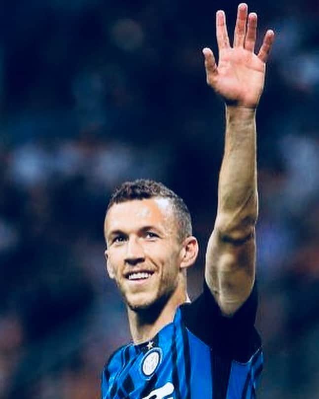 イヴァン・ペリシッチのインスタグラム：「Mi rivolgo a tutti voi che siete stati parte della mia vita professionale negli ultimi quattro anni. ⁣ ⁣ Prima di tutto agli tifosi INTERISTI, NERAZZURI, per ringraziare dal fondo del cuore, per la vostra devozione continua nei tempi semplici come quelli impegnativi. ⁣ ⁣ E poi, naturalmente, a FC Internazionale Milano. A tutto lo staff, e particolarmente a tutti gli allenatori e giocatori. I vostri consigli e l’esperienza saranno sempre parte di me come persona e giocatore. ⁣ ⁣ #GraziePerTutto #SempreForzaInter #44 ⚫️🔵」