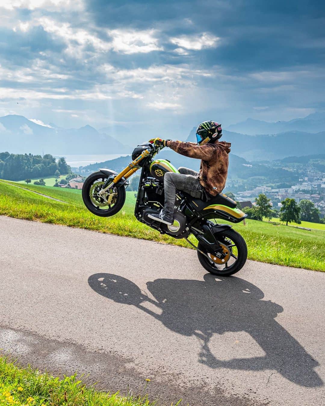 モンスターエナジーさんのインスタグラム写真 - (モンスターエナジーInstagram)「Taking the long way home means wheelies with a view 👌🏻 @hard9choppers #Riding #Motorcycle #Motorsports #MonsterEnergy」8月14日 7時01分 - monsterenergy