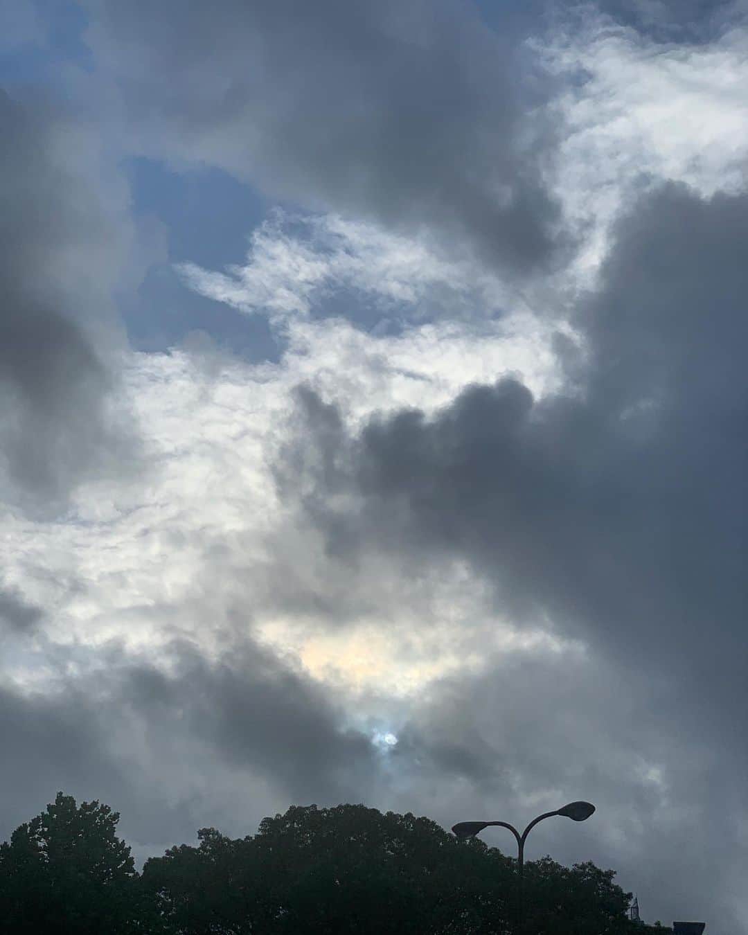 黒沢祐子さんのインスタグラム写真 - (黒沢祐子Instagram)「・ ・ 雲の無い青空も好きだけど  雲が重なり合い時折太陽が見え隠れする空も好き  iPhoneだとリアルは出ないけど ドラマティックだったな  明日は水瓶座の満月🌕 今日も素敵な一日を！ ・ ・ #life #sky #朝ラン」8月14日 7時01分 - yukowedding