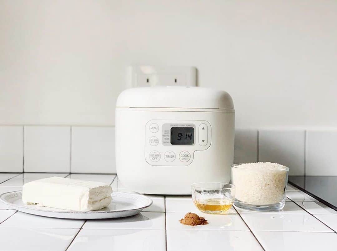 MUJI USAさんのインスタグラム写真 - (MUJI USAInstagram)「Simply designed with rounded corners, a removable inner lid for cleaning, and a convenient paddle holder. The Rice Cooker  and our kitchen appliances are designed to fit into your daily lives for everyday use.  Find the Rice Cooker in stores and online. ————— Share your photos of your favorite MUJI products and tag us @mujiusa for a chance to be featured! (📷: @tsheknutrition)」8月14日 7時02分 - mujiusa