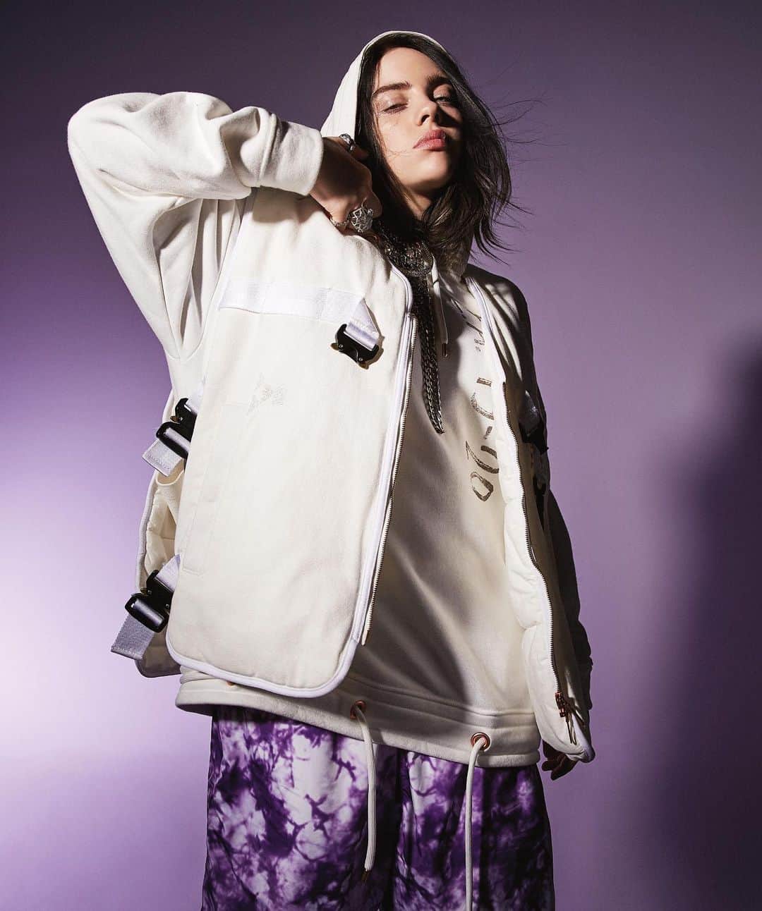 Vogue Australiaさんのインスタグラム写真 - (Vogue AustraliaInstagram)「With the total lack of sexualisation in her aesthetic and emotionally intelligent lyrics, #BillieEilish is a compassionate voice of reason for her young fan base. In the bio link, generation-Zers tell Vogue why the platinum-selling artist is the most important pop star of their time. Photographed by @jesse_lizotte, styled by @jilliandavison, Vogue Australia, July 2019.」8月14日 7時03分 - vogueaustralia