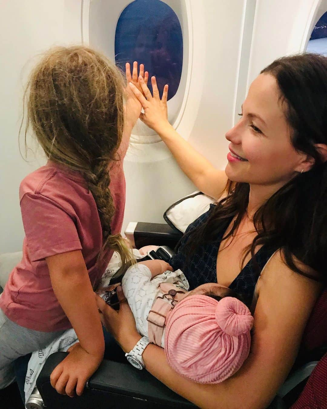 タミン・サーソクさんのインスタグラム写真 - (タミン・サーソクInstagram)「Just landed in Sydney. 🤪 We has two massive throw ups by my 5 year old (all over me) a baby that slept only in my arms (lost feeling in my left side for a good three hours) but the flight was smooth and the staff at @qantas rocked. Now I’m off to a big photoshoot having an hour sleep and vomit in my hair. It’s a glamorous life 😂」8月14日 7時05分 - tamminsursok