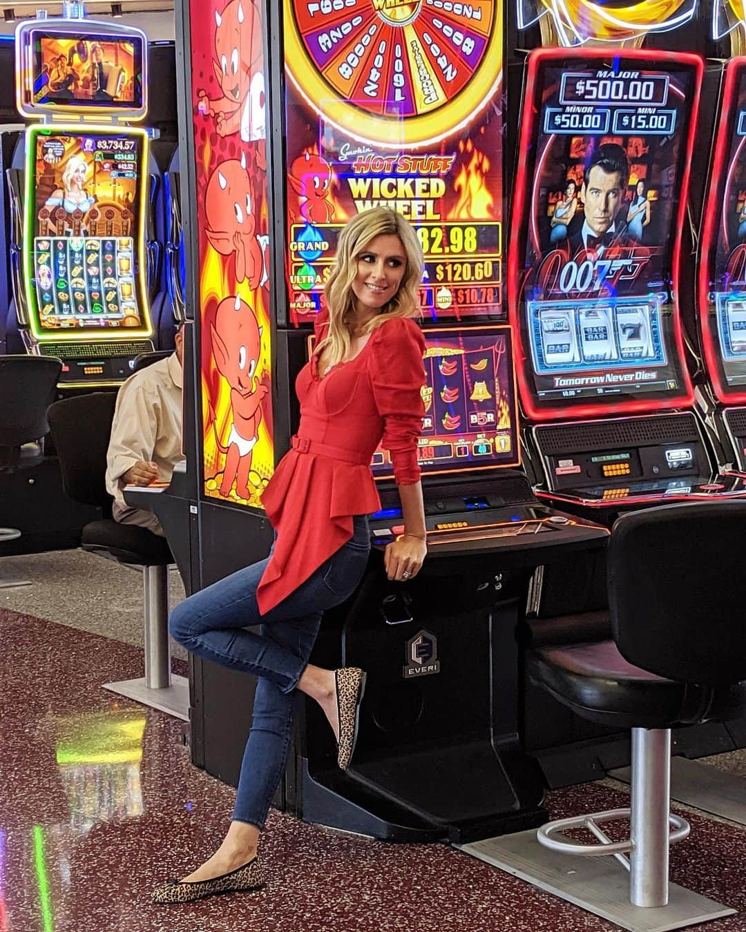 ニッキー・ヒルトンさんのインスタグラム写真 - (ニッキー・ヒルトンInstagram)「12 hours in Sin City 🎲♣️♦️♠️」8月14日 7時16分 - nickyhilton