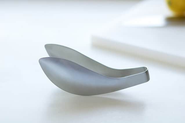 UchiCookのインスタグラム：「This unique and beautifully designed Fingertip Tong fits comfortably in the palm of your hand, working like extensions of your fingers. Great for handling odorous ingredients such as fish and garlic without ever soiling your hands.  Enhance your kitchen experience ⋅ www.uchicook.com ♨ — #uchicook #stainlesssteel #steamgrill #foodstagram #foodie #cookware #kitchenware #kitchenutensils #easyrecipes #fingertiptong #stainlesssteeltong #tongs」
