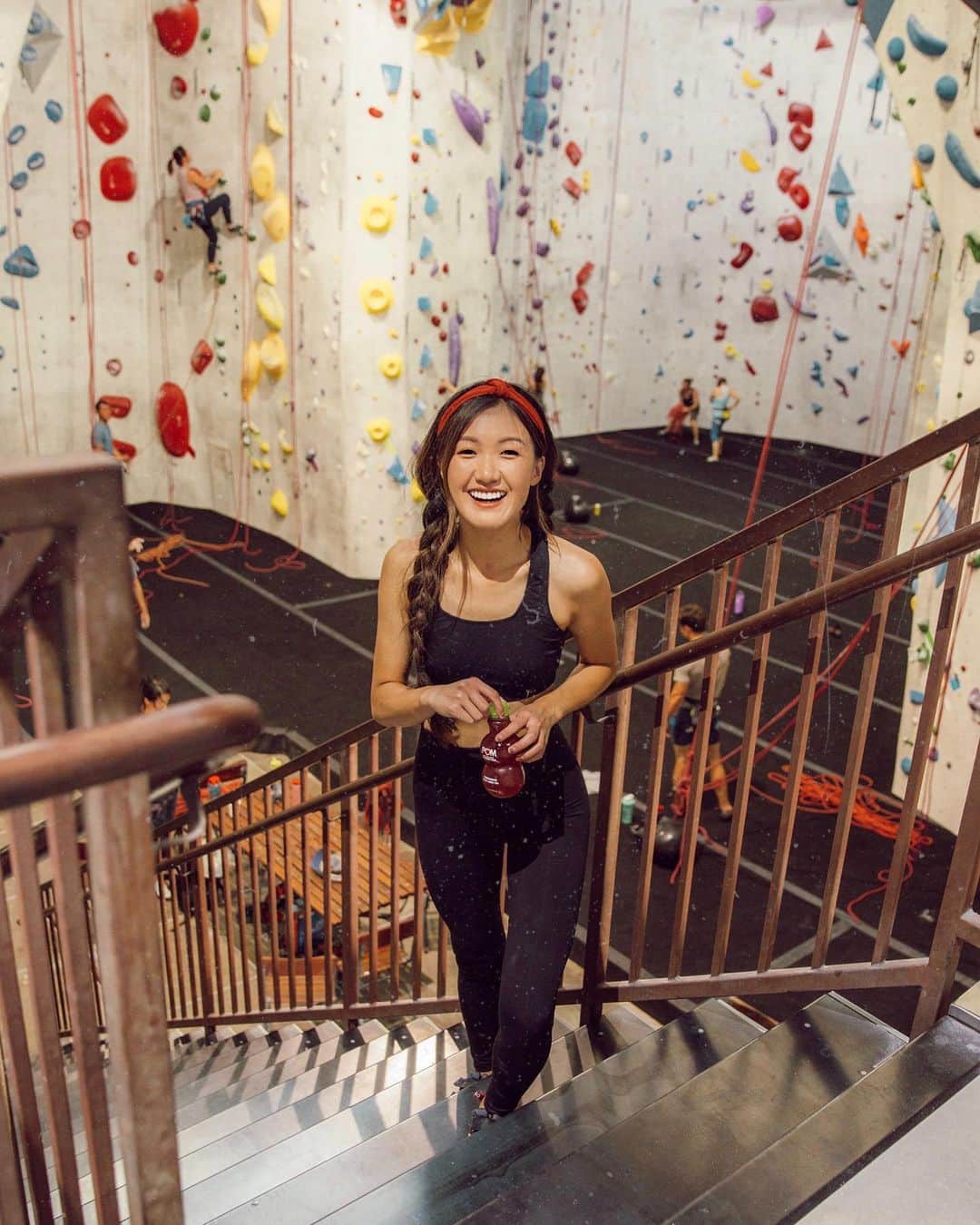 W E Y L I Eのインスタグラム：「Feels good to be climbing again!! #POMTeaPartner My friend and I talked about getting back into it since January and finally decided to do it. Feels so good to challenge my body to do something I’m so terrified of- heights! We finished the workout with my favorite summer drink- @pomwonderful Antioxidant Super Tea (pomegranate honey green tea flavor, of course 😋) These are perfect for on the go- I like to take them with me whenever I head out & it was a nice lil refreshment after our workout 💪🏼」