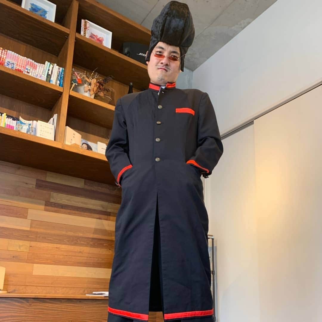 のインスタグラム：「今日で35歳になりました。  産んでくれたパピー、マミーありがとう！  両家のグラファ、グラマありがとう！  私が寝ても優しく時に厳しく見守ってくれる知人達ありがとう！  SNSにお祝いコメントありがとうございます！  感謝、感謝の毎日。 そして、温厚な僕なんですけど、最近色んな事が起こります。  馴染みの美容師に『吉沢亮君みたいにしてくれ』と言ったら『俺にも限界がある』と罵られ  知人のフリーターに『闇営業大丈夫？』と言われ  後輩には『たいした事してないのに毎日楽しそうですね』とイジられ  ちょっと一旦グレる事にしました！ 期間は未定。  これからも余炉歯九！  #HappyBirthday #今日の缶チューハイ #ありがとう #さようなら  撮影協力 @tempo_tokyo」
