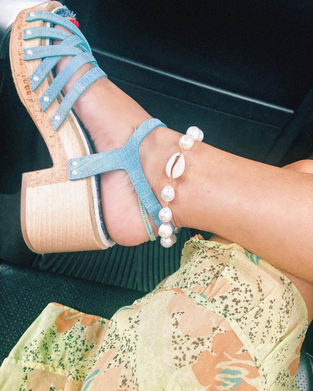 ダニジョーのインスタグラム：「Put your best foot forward ✨❤️ tap to shop @jodiesnydermorel’s favorite anklet #dannijogirls」