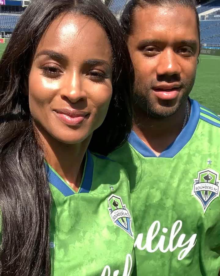 ラッセル・ウィルソンのインスタグラム：「SEATTLE!!! We Love you! @Ciara ⚽️💚💙」