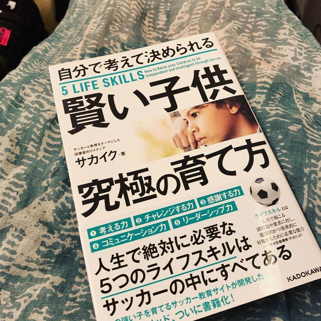 市橋有里のインスタグラム：「おはようございます🌞大阪のかけっこ教室(イング様、チャレンジワールド様主催)に向かう道中、 @kanaoyama0619 ちゃんおススメの本をお供に。うん🤔勉強になるな〜 ・ #おはようございます #かけっこ教室 #浪速学び支援事業 #5lifeskills #台風よどこか行って〜 #読書すると眠くなるw」