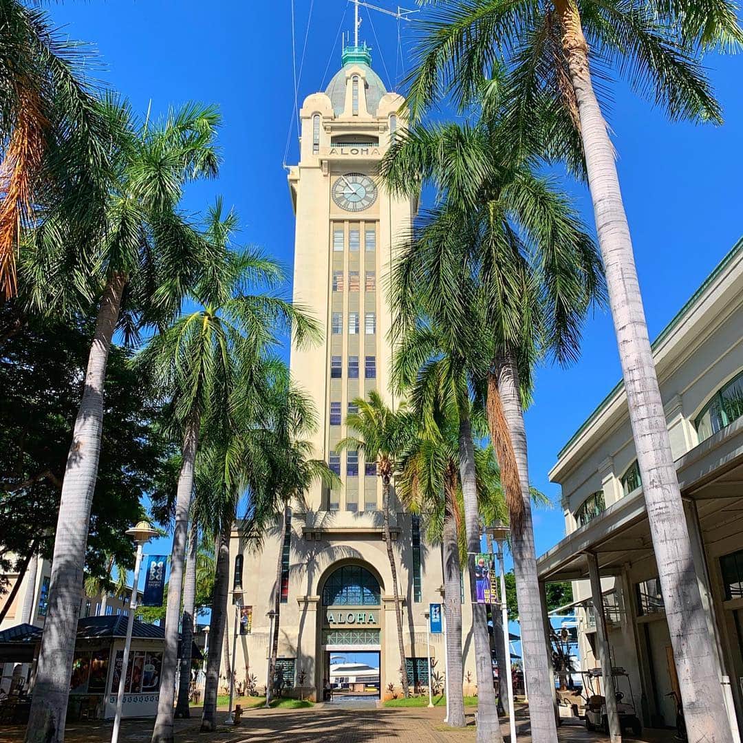 Belle Vie Hawaiiさんのインスタグラム写真 - (Belle Vie HawaiiInstagram)「ダイヤモンドヘッドと並ぶハワイのランドマーク、﻿ アロハタワーは﻿ 1926年に完成した灯台で、﻿ 当時ハワイで最も高い建物だったそうです🗼﻿ ﻿ 船旅が主流だった頃は﻿ ここがハワイの玄関口でした🌴🌺﻿ ﻿ 建物に刻まれた「ALOHA」の文字が﻿ 訪れる全ての人を暖かく向かい入れてくれる﻿ ハワイの象徴のようですね🤙﻿ ﻿ ﻿ ﻿ ﻿ ﻿ ﻿ ﻿ ﻿ ﻿ ﻿ ﻿ ﻿ ﻿ ﻿ ﻿ #belleviehawaii #hawaii﻿ #waikiki #waikikibeach﻿ #aloha #honolulu﻿ #alohatower #honoluluharbor﻿ #oahuhawaii #oahulife﻿ #hawaiilife #honoluluhawaii﻿ #ハワイ #ベルヴィー﻿ #ハワイ旅行 #ハワイ好き﻿ #ハワイ大好き #アロハ﻿ #アロハタワー #ハワイ観光﻿ #ハワイ土産 #ハワイ行きたい﻿ #ワイキキ #ワイキキビーチ﻿ #ホノルル #ハワイ生活﻿ #ハワイ好きな人と繋がりたい」8月14日 7時33分 - belleviehawaii