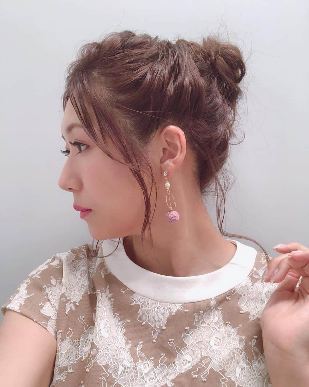 穂川果音さんのインスタグラム写真 - (穂川果音Instagram)「<hair style> 今日は夏だんごーーー！ おでこスッキリ♪うなじスッキリな団子スタイルだよ♡  イヤリング→ @leange_pippi  #アベプラ #abematv  #weather #weatherforecast #気象予報士 #穂川果音 #instastyle #instahair  #ヘアアレンジ #巻き髪 #hair #hairstyle #hairarrange #ほかのん #hairstyles #お団子ヘアー #hairstyling #おしゃれ #お団子アレンジ #夏コーデ #お団子ヘア #アップスタイル #デコ出し #デコ出しヘア」8月14日 7時44分 - hokawakanonn