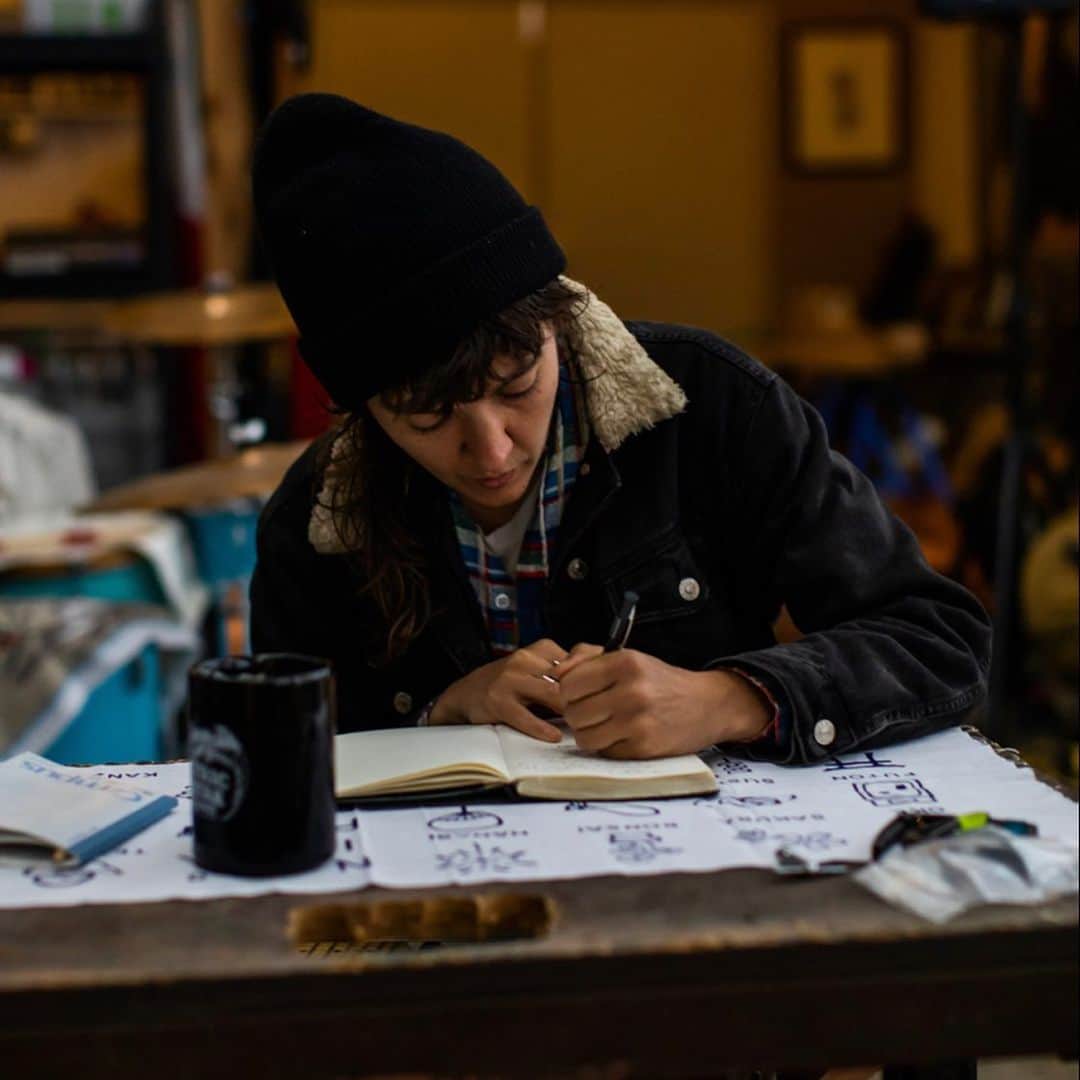 コートニー・バーネットのインスタグラム：「Excited to be part of this project 📸 DUALITY exhibition by @shannynhiggins opens Friday 30 Aug at @ksrartbar during @melbwritersfest ❤️ www.dualityexperiment.com」