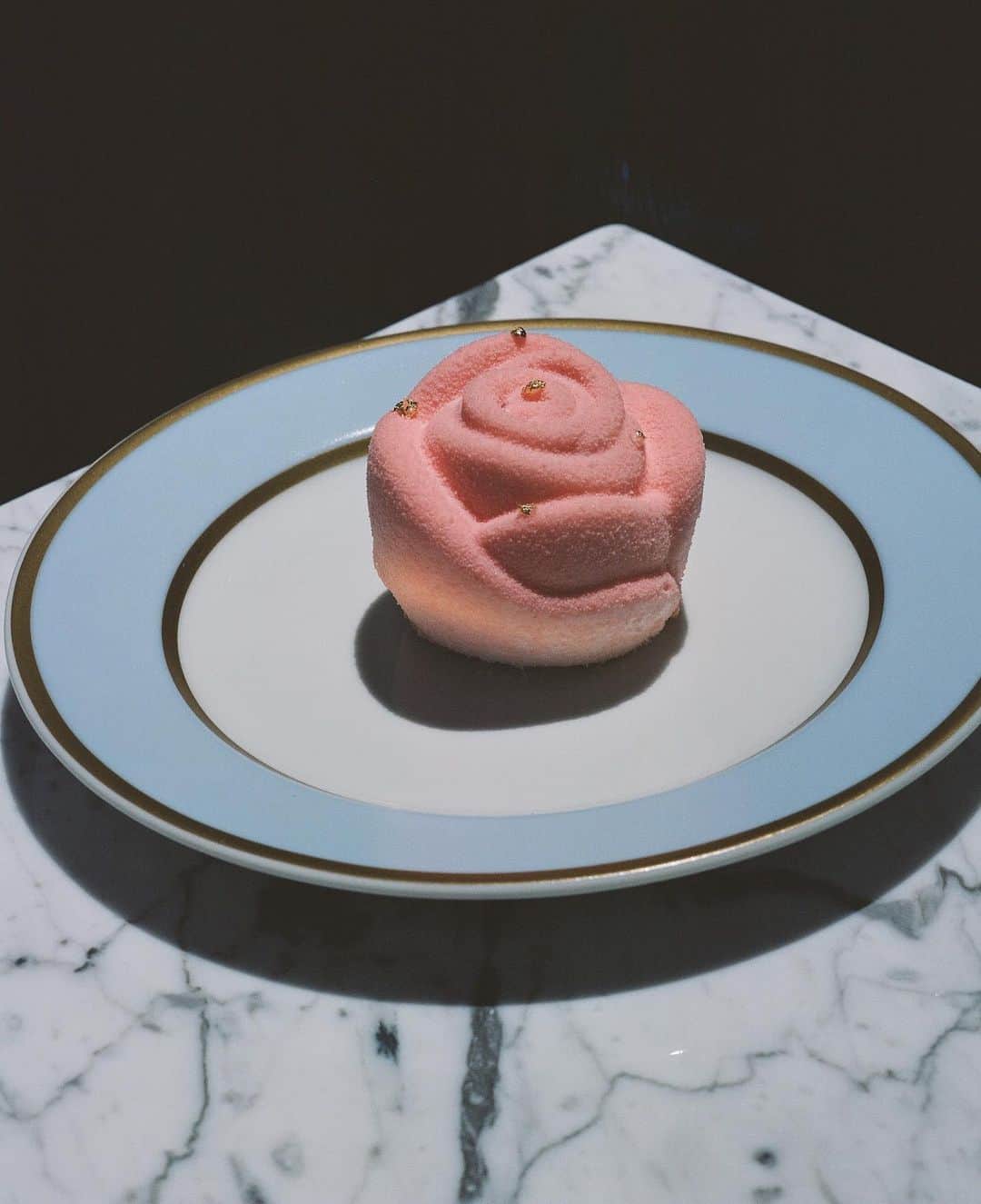マンサー ガブリエルさんのインスタグラム写真 - (マンサー ガブリエルInstagram)「La Rose, made with a rose panna cotta, raspberry confit, rose pound cake biscuit, and a white chocolate shell, now available at Ladurée Melrose Place, at the MG LA store ☀️ #mansurgavriel @ladureeus」8月14日 7時49分 - mansurgavriel