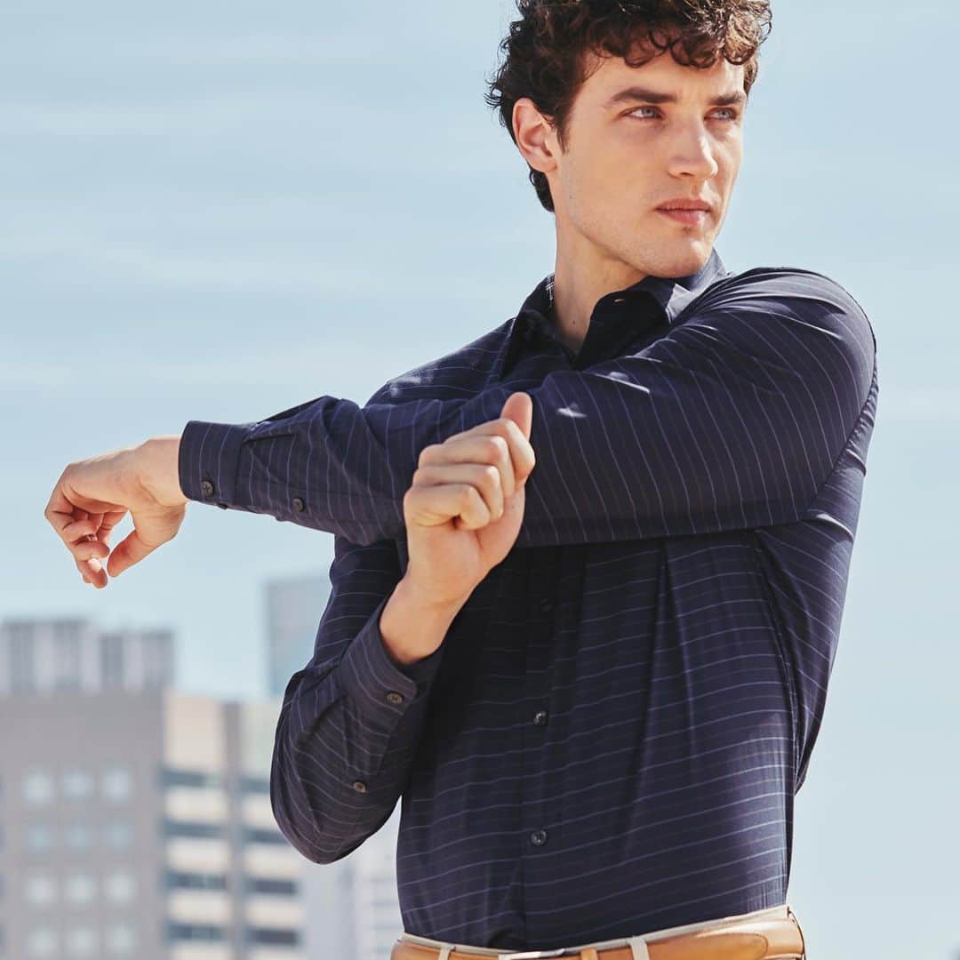 ペリーエリスのインスタグラム：「Our Total Stretch technology featuring expandable fabric and seams give you 360 mobility so you can go about your day with ease. Tap to shop. #PerryEllis #LifeReadySince1976」