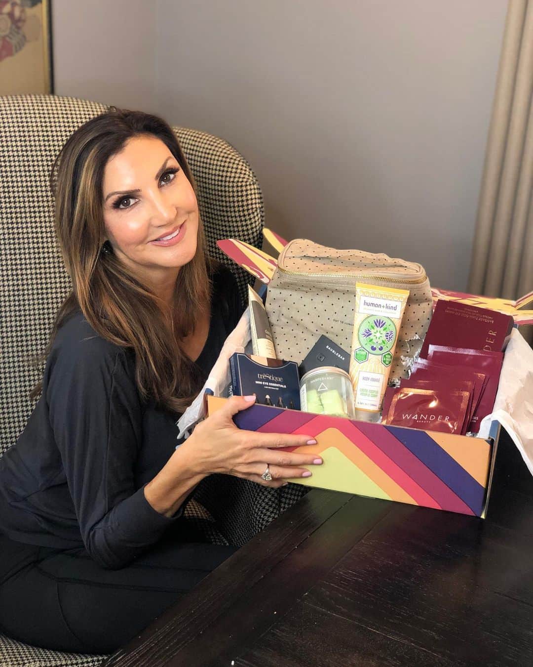 ヘザー・マクドナルドのインスタグラム：「I love being a #fabfitfun partner! The @baublebar ear crawlers are so cute to dress up any outfit. I put them on right away! Use code JUICYSCOOP for $10 off your first box. Visit @fabfitfun and www.fabfitfun.com and tag a friend who you think needs this box!」