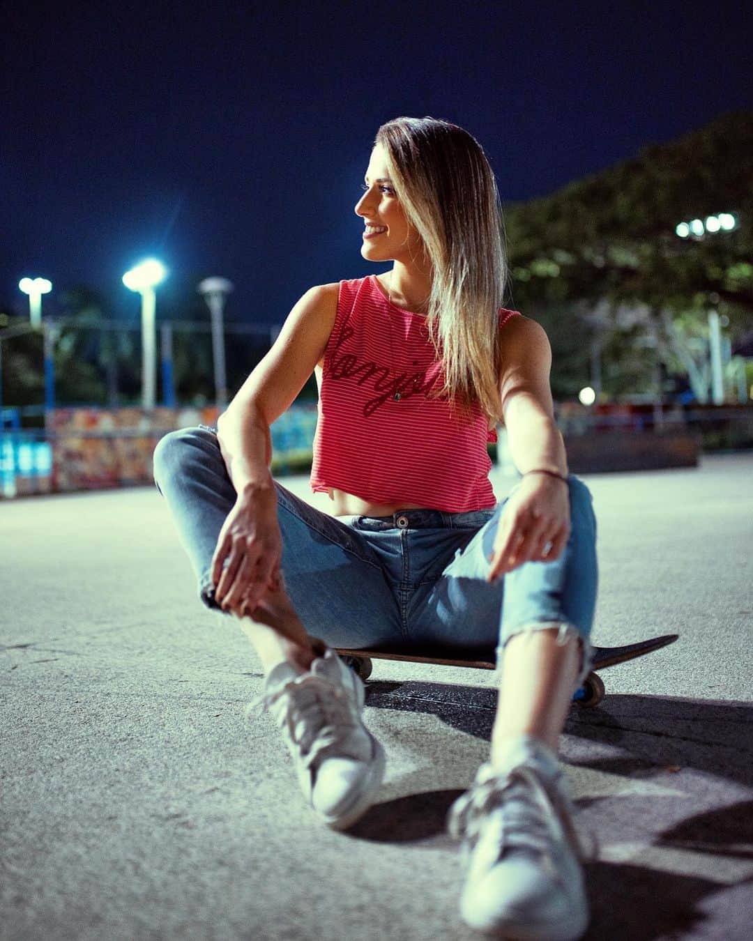 ナターリア・ガウジオのインスタグラム：「Enjoy the simple life... ✌🏻Mais uma foto linda desse ensaio incrível que fiz com o @robsthermeirelesph!! Adorei esse style e essas fotos noturnas, super diferente dos ensaios que já fiz!! 😍🏂✨🌙🌃📸💙 #night #photoshoot #inlove #skate #citylights #happiness #style」