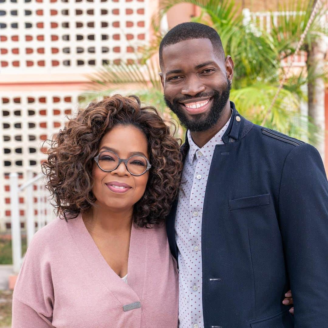 オプラ・ウィンフリーのインスタグラム：「How many stories did you grow up watching that were centered around a black boy’s experience? There are so few. That’s why when @octarell_again pitched @davidmakesman to me, I had to listen—and it was the best pitch I ever heard. The series stars the amazing @akilimcdowell as David, a young boy in Florida trying to make it out of his poor neighborhood. Watch the premiere Wednesday, August 14 at 10|9c on @owntv and get ready for some black boy joy. #DavidMakesMan」