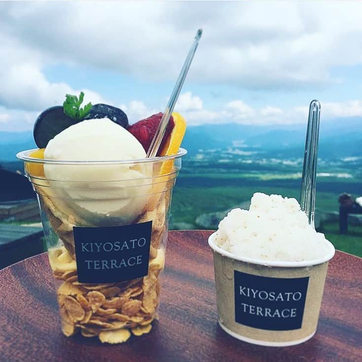 のインスタグラム：「#フレシャスカフェ部  皆さま、こんにちは！ .  暦の上では立秋を迎えましたが、 まだまだ暑い日が続いていますね。 .  お盆期間でお休みの方も多いかと思いますが 皆さまいかがお過ごしでしょうか？ .  夏のイベントも沢山で楽しみも多いですが 暑い日が続き、夏バテの症状が出やすい この時期は注意が必要です！ .  気力がわかなかったり、 食欲が減ってしまったり。。 そんな時は、お水にレモンやはちみつ、 生姜などを混ぜて疲労回復をはかりましょう！^^♪ .  思い切って避暑地でリフレッシュも◎！ 写真は山梨県北杜市にある観光スポット  #清里テラス で、ひと休み中。。 .  標高2,000m近い場所で涼しく、 ソファ席もありのんびりできました！  暑い夏を元気に乗り切って、 新しい季節を迎えましょう^^ . （編集部Y） . ───────────── ★ほぼ毎日更新中★ こちらよりフォローしてください♪ ↓　↓　↓ 【フレシャス公式】 @frecious_official ───────────── . #フレシャス #FRECIOUS #天然水 #ウォーターサーバー #waterserver#カフェ部#カフェ好き#猛暑#酷暑#避暑地#立秋」