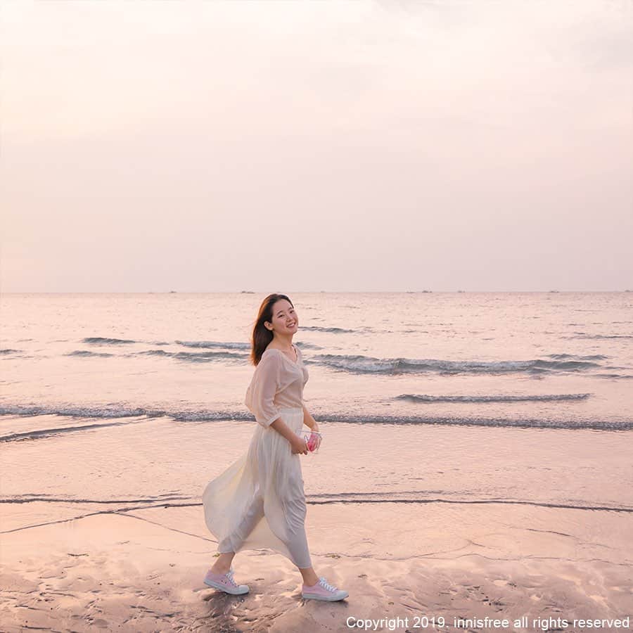 innisfree official (이니스프리) さんのインスタグラム写真 - (innisfree official (이니스프리) Instagram)「Go out and take a walk on #SamyangBeach where you can see a stunning pink sunset.ꈍ .̮ ꈍ ⠀ 핑크빛 노을을 만날 수 있는 #삼양해변 에 산책 나왔어요.ꈍ .̮ ꈍ」8月14日 19時01分 - innisfreeofficial