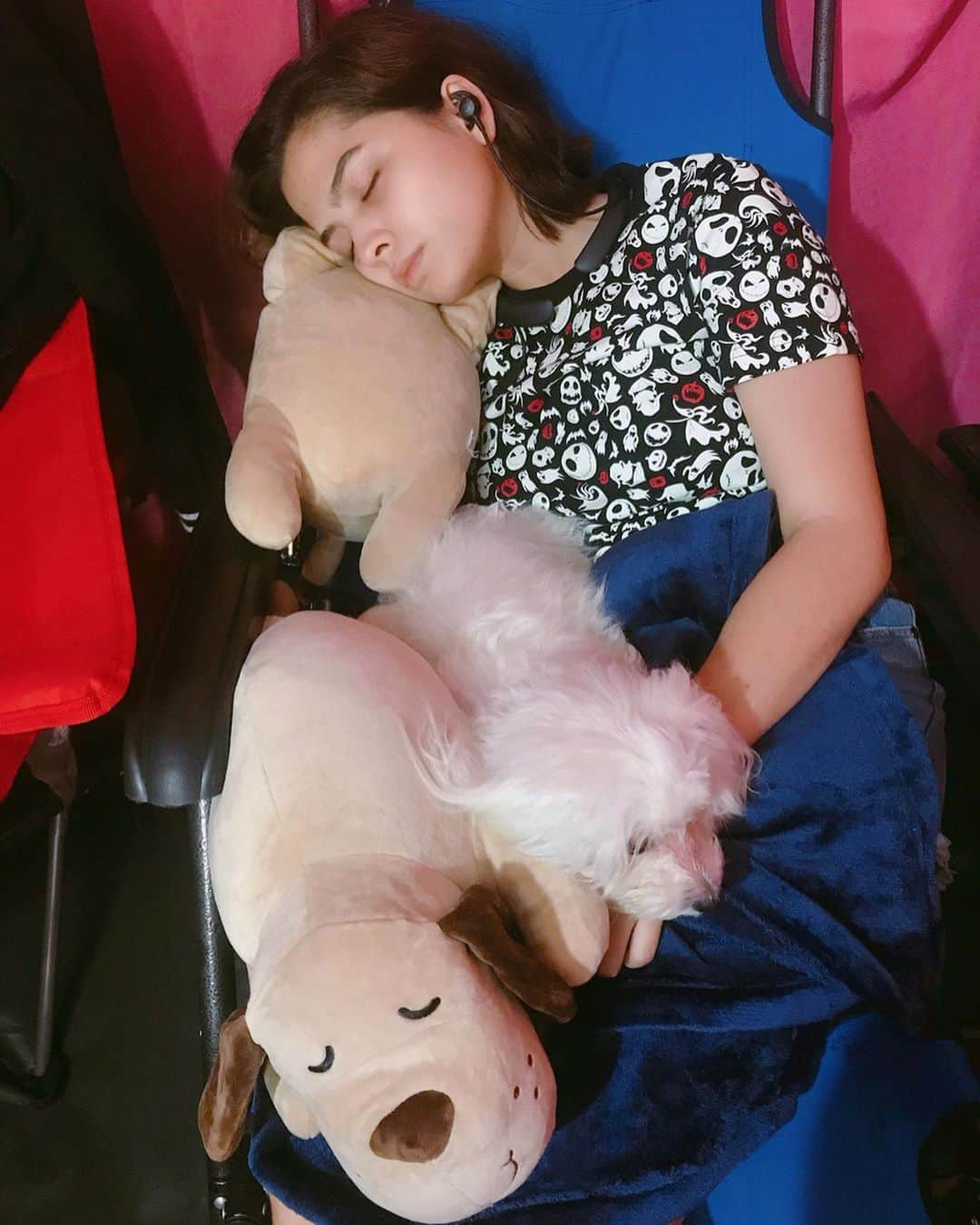 Alexa Ilacadさんのインスタグラム写真 - (Alexa IlacadInstagram)「Brought my baby girl with me to #TheKillerBride taping 🥰  For the past 4 days, I only go home to take a bath and do my business at around 3am then go straight to my next taping/shooting. I'd usually leave her with my bestfriend (@eunicejorge, @jazz_jorge, thank you 💙) while I'm away for a long time but my schedule's so hectic I didn't have time. 😅  She's been nothing but a very, very good, behave girl 😭 it's been super tiring but I'm very grateful for this week 🙏🏻」8月14日 17時36分 - alexailacad