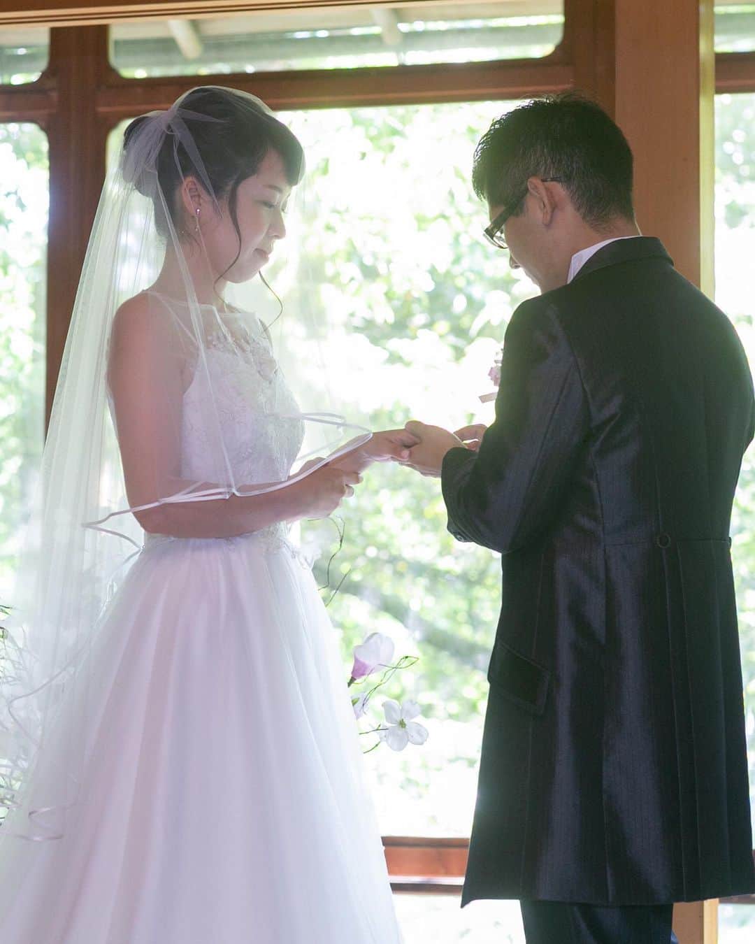 【公式】小さな結婚式さんのインスタグラム写真 - (【公式】小さな結婚式Instagram)「@petit.wedding をフォローしてね♩ #小さな結婚式 をつけてのお写真投稿も大歓迎です♡ こちらの公式IGでリグラムさせていただきます＊ . ✬実際の花嫁さまの様子をcheck＊* 日本の伝統美、風情を感じさせてくれる空間。 どの瞬間も美しく、心に残る結婚式を＊* >>#小さな結婚式金沢 . ——————— #小さな結婚式  #petitwedding #前撮り #結婚式  #プレ花嫁 #卒花 #アットホーム #少人数 #家族婚 #少人数結婚式 #ウェディング #ウェディングドレス #wedding #bridal #weddingdress #花嫁 #結婚式準備 #式場探し #日本中のプレ花嫁さまと繋がりたい #結婚式の思い出に浸る会 #結婚準備 #金沢花嫁 #石川花嫁」8月14日 17時28分 - petit.wedding