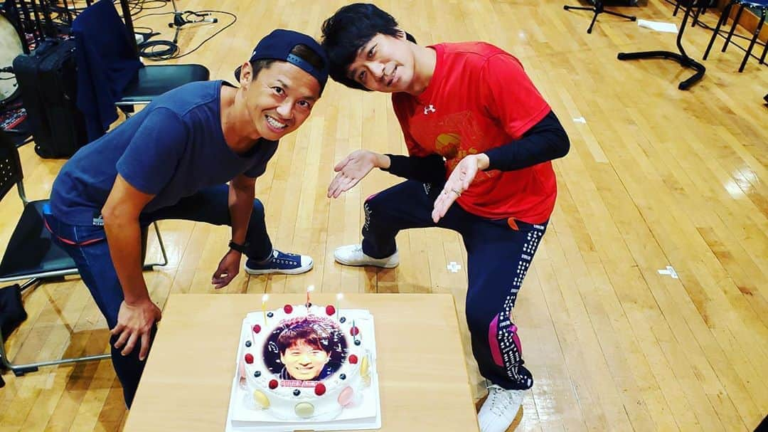 GAKU-MCさんのインスタグラム写真 - (GAKU-MCInstagram)「いよいよ来週からツアーが始まる。本日リハーサルびしっと終了！最高の旅になるでしょう！　アミーゴ皆様、ご準備よろしくお願いします！　リハ最終日、バンマス #サニー  さんのお誕生日！　勢いついたー！　#ウカスカジー #桜井和寿 #gakumc #バンドアミーゴ #コーラスアミーゴ #HBD #wearenotafraid  行くよー！」8月14日 17時29分 - gaku_mc