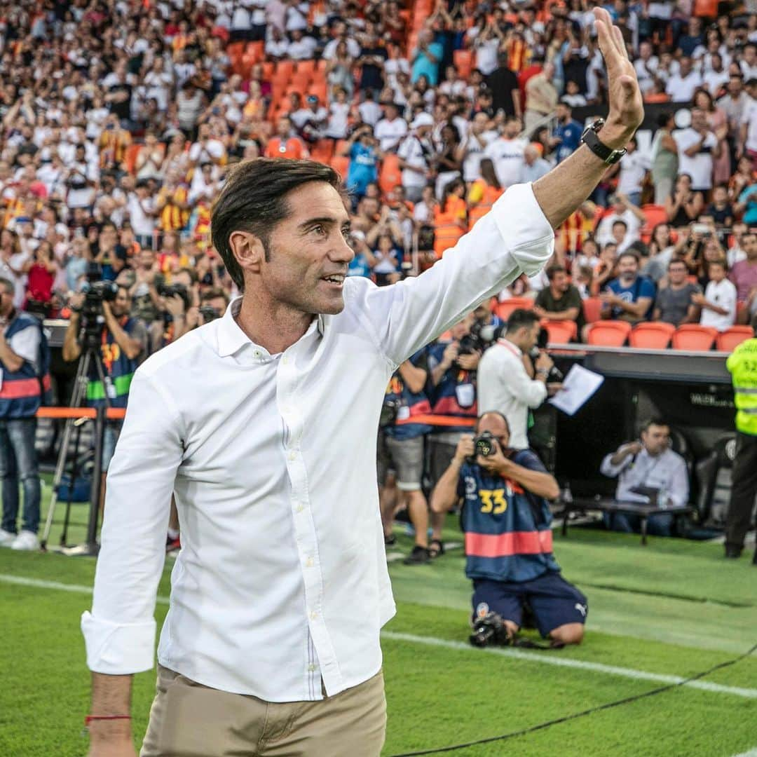 バレンシアCFさんのインスタグラム写真 - (バレンシアCFInstagram)「🎂 Someone else is blowing out candles today too... COACH! . ¡Muchas felicidades míster! 🥳 . Marcelino García Toral 🎉➕1⃣ . #AmuntValencia」8月14日 17時34分 - valenciacf