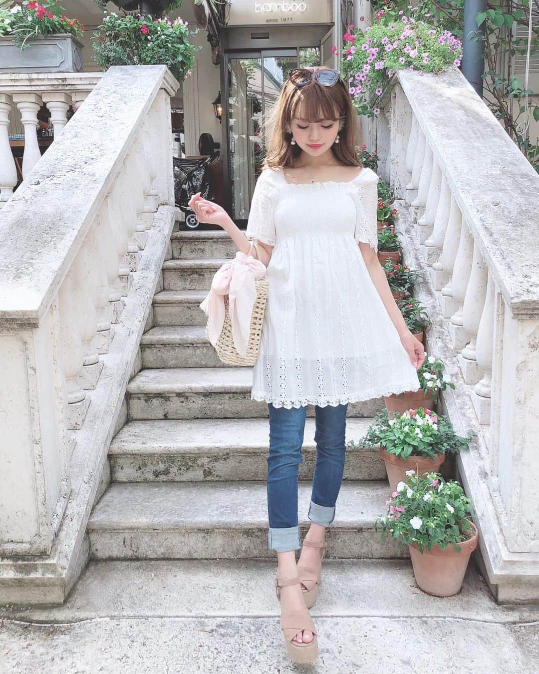 のインスタグラム：「. デニムコーデ👗💓 ちょっぴり新鮮？？🥺 . 夏っぽいコットンレースのチュニックと デニムの相性がバッチリ💫💫 . . チュニックはrasmileの新作で、 今夜21時発売です💓 @rasmile_official . . 台風のせいでお天気が怪しいね😢💦 明日のお天気が心配だなぁ。。 . . . . . #デニム#デニムコーデ#デニムパンツ#スキニーデニム#スキニー#パンツコーデ#ユニクロコーデ#ユニクロ#サングラス#フェラガモ#ジバンシイ#uniqlo#rasmile#ferragamo#salvatoreferragamo#givenchy#honeysalon」