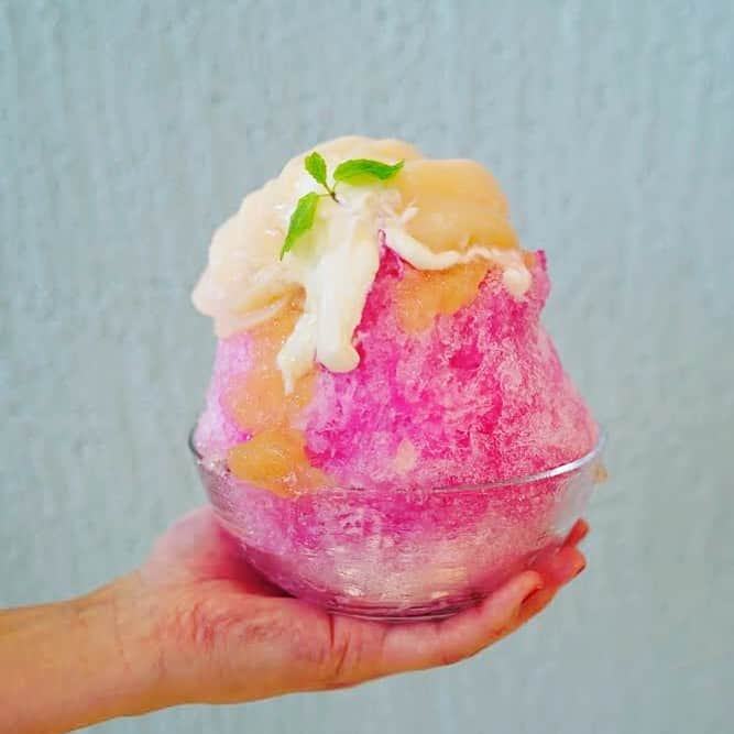 コエさんのインスタグラム写真 - (コエInstagram)「koe green自由が丘  koe green自由が丘🍧 相変わらず蒸し暑い夏💦 今年はkoe green自由が丘では特別なかき氷をご用意しました✨ 『白桃のコンポートと自家製練乳のかき氷』¥1050+tax 丸ごとコンポートした国産の白桃を贅沢に使用したかき氷です！ 自家製の白桃シロップと、ホイップしたサワークリームにほんのり赤しそのシロップがアクセント！ 蒸し暑いなかさっぱりとお召し上がりいただけます🍧 shaved ice topped with peach compote and homemade milk  koe green 自由が丘 ☎️03-5731-0184 mon.-fri./11:00-21:00 sat.sun.hol./10:00-21:00 (L.O20:30)  #かき氷 #冷たい #koe  #koe green #コエ #コエグリーン #自由が丘デート #デート #自由が丘ランチ #自由が丘カフェ #サラダショップ」8月14日 17時37分 - koe_official