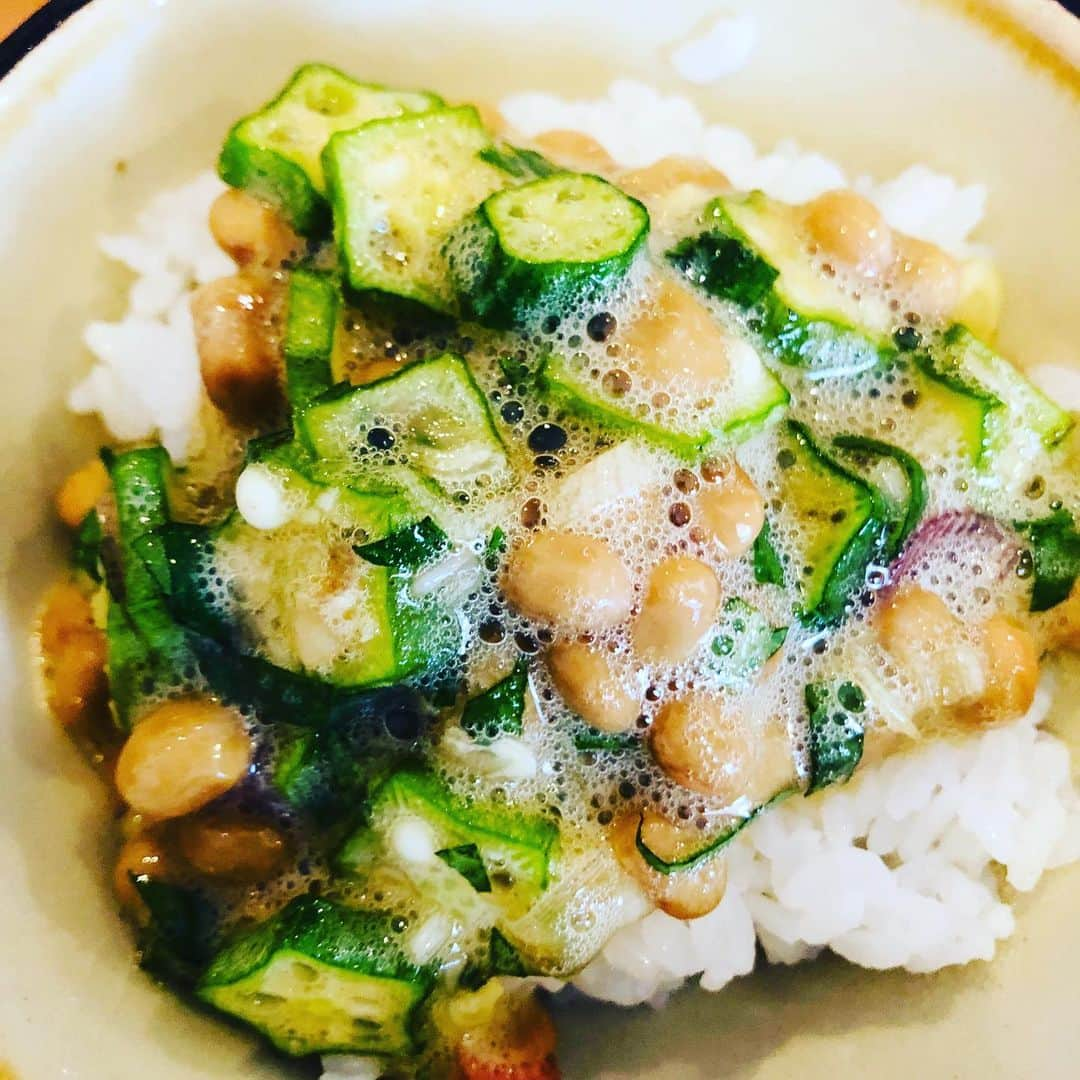 原日出子さんのインスタグラム写真 - (原日出子Instagram)「今日の 朝昼一緒ご飯💖 たまーに食べたい白米(≧∀≦) せっかくだから 土鍋で炊く👍 ゴーヤとピーマンとツナの塩昆布炒め  もやしとキャベツとしめじと豚肉の炒め煮  納豆に卵 みようが 大葉 オクラを混ぜて… ご飯は お茶碗にかるーく一杯だけ 頂きました。 我が家では 滅多に頂かない銀シャリw 味わって 美味しく頂きました💖 #お家ご飯 #母ちゃんの味 #ゴーヤとピーマンとツナの塩昆布炒め #豚肉キャベツもやししめじの炒め煮 #納豆 #土鍋ご飯」8月14日 17時38分 - hara_hideko