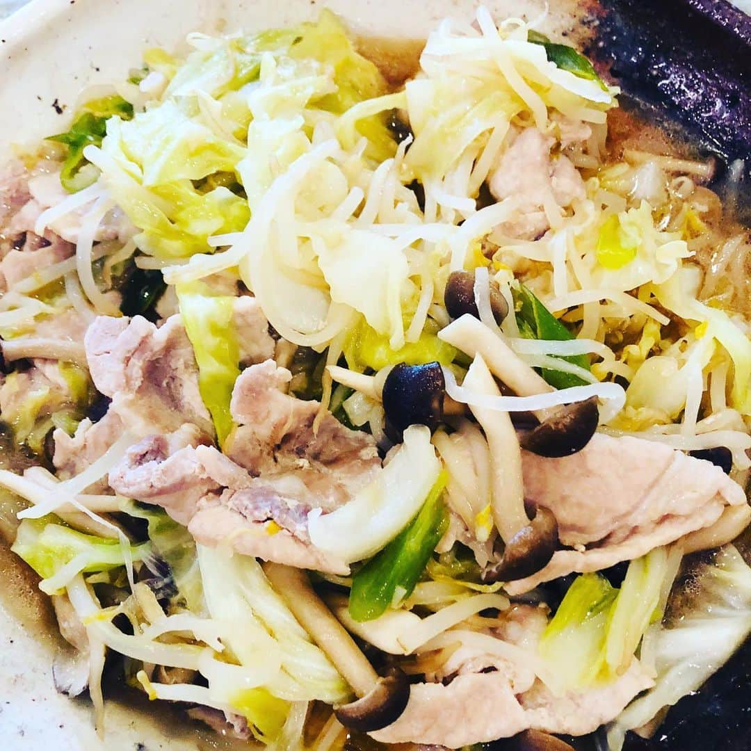 原日出子さんのインスタグラム写真 - (原日出子Instagram)「今日の 朝昼一緒ご飯💖 たまーに食べたい白米(≧∀≦) せっかくだから 土鍋で炊く👍 ゴーヤとピーマンとツナの塩昆布炒め  もやしとキャベツとしめじと豚肉の炒め煮  納豆に卵 みようが 大葉 オクラを混ぜて… ご飯は お茶碗にかるーく一杯だけ 頂きました。 我が家では 滅多に頂かない銀シャリw 味わって 美味しく頂きました💖 #お家ご飯 #母ちゃんの味 #ゴーヤとピーマンとツナの塩昆布炒め #豚肉キャベツもやししめじの炒め煮 #納豆 #土鍋ご飯」8月14日 17時38分 - hara_hideko