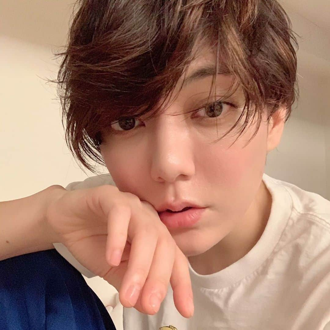 鈴木杏さんのインスタグラム写真 - (鈴木杏Instagram)「髪の毛がだいぶ伸びて(いや、短いんだけど)、はやく切りたい病。舞台終わるまでは我慢かなー。舞台終わったら、いっそのこと青とかにして遊んじゃおっかなぁ✨👨🏻‍🎤✨マネージャーさんに止められるかなぁ🙅🏻‍♀️笑 #ショートカット #すぐ伸びる #はやく切りたい #ジレンマ #イメチェン #仕事の合間 #狙いどき #出来るか否か #乞うご期待」8月14日 17時41分 - anne.suzuki.official