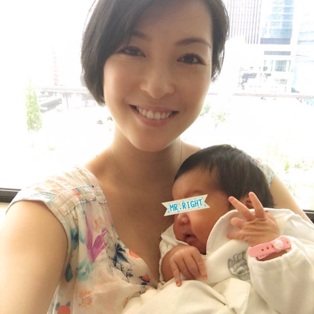 のインスタグラム：「無事退院しました🌸﻿ Babyも奇跡のピースポーズで喜んでます😎﻿ ﻿ #babyboy #newbornbaby ﻿ #無事退院 #産後5日目 #生後5日目 ﻿ #奇跡のポーズで親子ショット ﻿ #mybaby #男の子ママ #2人目出産」