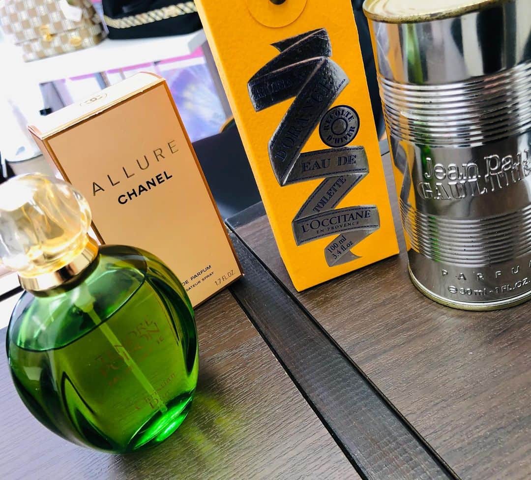 ブランド EXのインスタグラム：「ディオール シャネル 等 香水 お買取致しました！ . #杉並区 #高価買取 #高井戸 #浜田山 #井の頭線 #ブランドEX #営業中 #女性スタッフ在籍 #お気軽にどうぞ😊 #夏休み #片付け #整理して出てきた商品 #拝見させて下さい！ #出張買取も致します #貴金属 #切手 #金券」