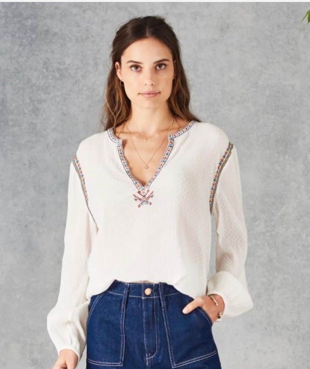 スターメラのインスタグラム：「Light and airy cotton  will be your perfect holiday companion ⭐️JOAN TOP #embroidery  #summergetaway #summersale . . . . . . . . . #italy#starmelauk #mystarmela#greattop#ss19#bohostyle#fashionblogger #fashion#london#travel #wednesdaylook#starmelalook#trending #trendy」